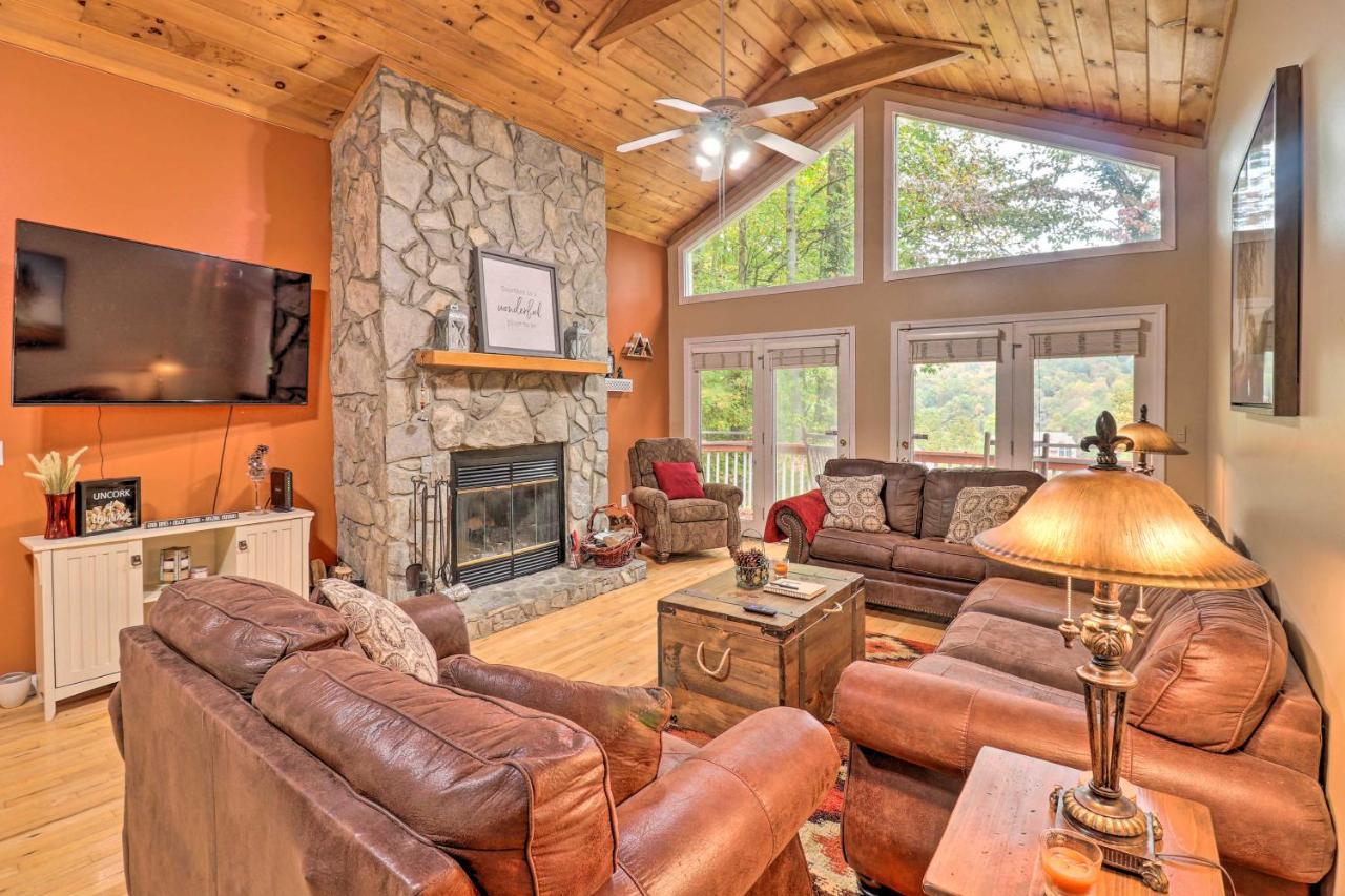 Rustic Red Cabin With Deck In Maggie Valley Club! المظهر الخارجي الصورة