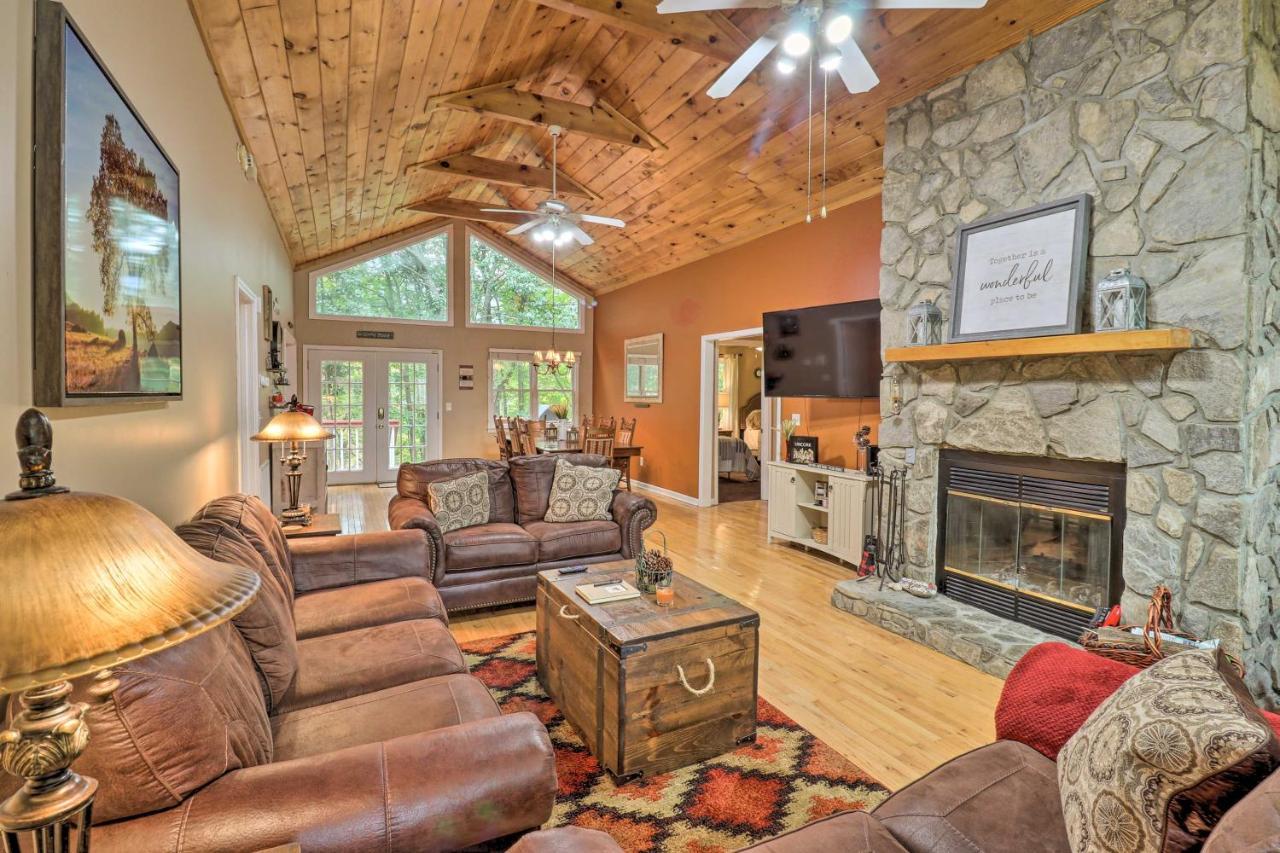 Rustic Red Cabin With Deck In Maggie Valley Club! المظهر الخارجي الصورة